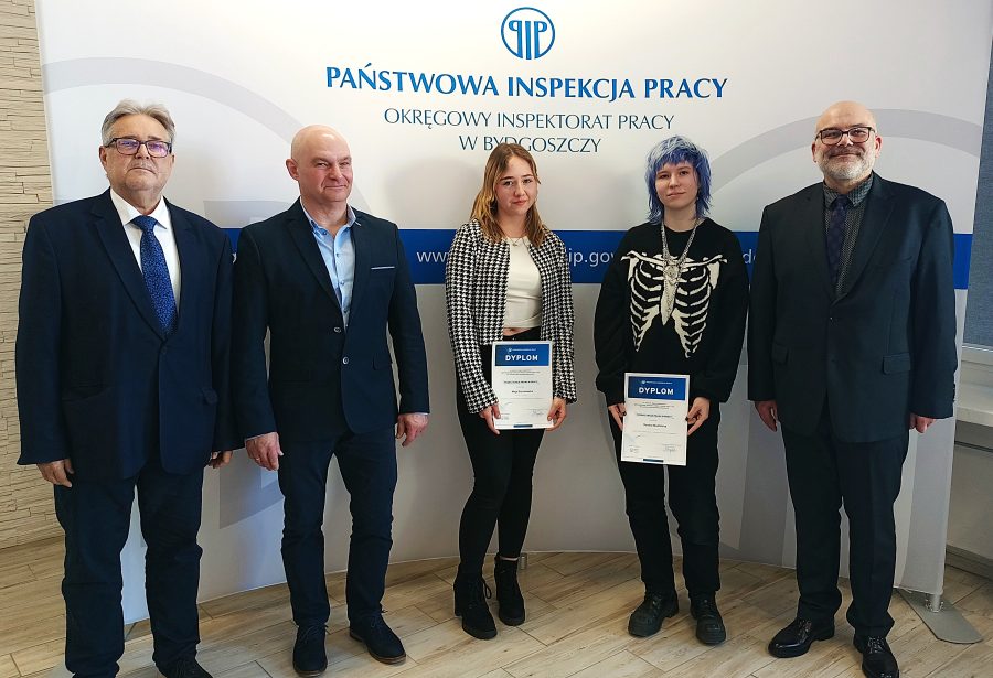 Brzozowska Maja i Sandra Modlińska byly najlepsze w Ekonomiku i reprezentowały Zespół Szkół Ekonomiczno - Administracyjnych w gronie osób z naszego województwa, dla których znajomość przepisów prawa pracy oraz zasad bezpieczeństwa i higieny pracy nie stanowi tajemnic. Uczennicom gratulujemy szerokiej wiedzy z zakresu prawa pracy oraz znajomości zasad BHP. Wiedzę tą będą mogły wykorzystać nie tylko na szkolnych sprawdzianach lub egzaminach zewnętrznych, ale przede wszystkim w chwili podjęcia zatrudnienia zwiększając tym samym świadomość prawną i swoje bezpieczeństwo.