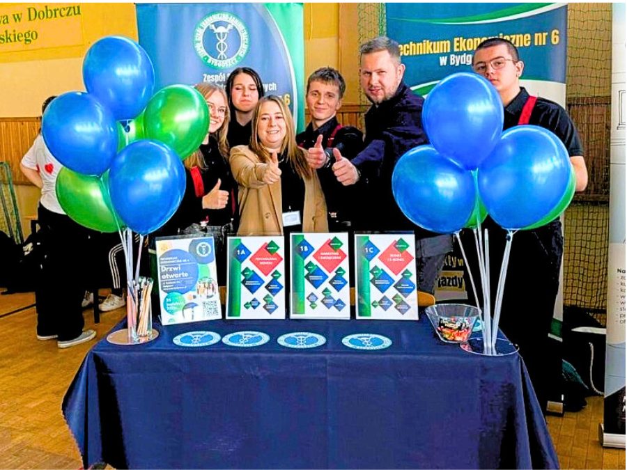 Nasza ekipa na Giełdzie Szkół