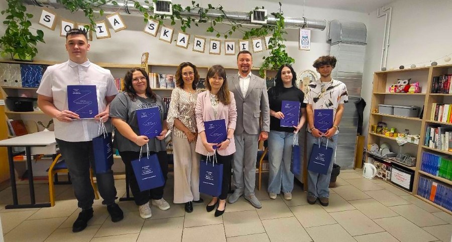 W dniu 25 czerwca 2025 r. przedstawiciele Kujawsko-Pomorskiego Oddziału Krajowej Izby Doradców Podatkowych Pani Joanna Śnieg i  Pan Michał Zbutowicz w imieniu Zarządu tego Oddziału wręczyli pięciu finalistom I etapu XV Ogólnopolskiego Konkursu Wiedzy o Podatkach nagrody za trud włożony w zdobycie tego tytułu. Wśród finalistów znaleźli się: Oliwia Kacprowska, Kinga Janik, Kacper Nowak, Marcin Paluszek i Viktoria Ruhmann. Wszystkim uczniom gratulujemy osiągnięć w tak trudnej, ale jakże ciekawej dziedzinie,  jaką jest prawo podatkowe.